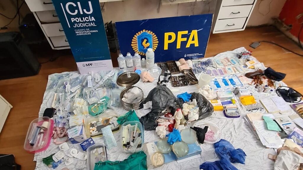 Cae un falso médico en Constitución mientras operaba a una paciente en una sala no habilitada