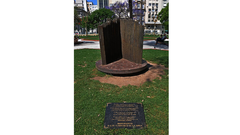 Denuncian la destrucción de un monumento en homenaje a las víctimas del atentado a la AMIA en Plaza Lavalle