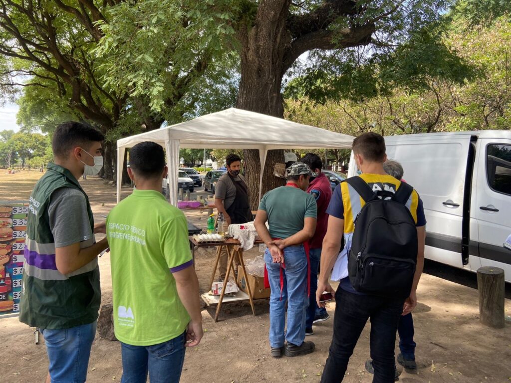 Levantaron dos parrillas clandestinas en los Bosques de Palermo que tiraban sustancias contaminantes en la calle