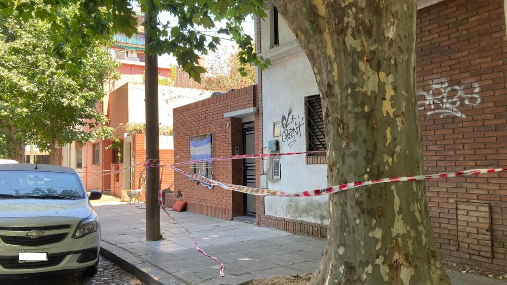 Una mujer y un perro murieron en el incendio de una vivienda, mientras otra familia permanece en situación de calle