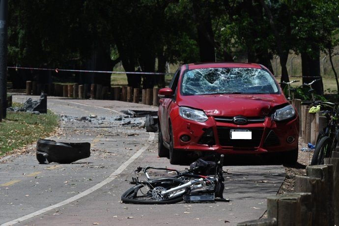 Palermo: una mujer fallecida y cuatro deportistas heridos tras ser atropellados por un auto en la bicisenda