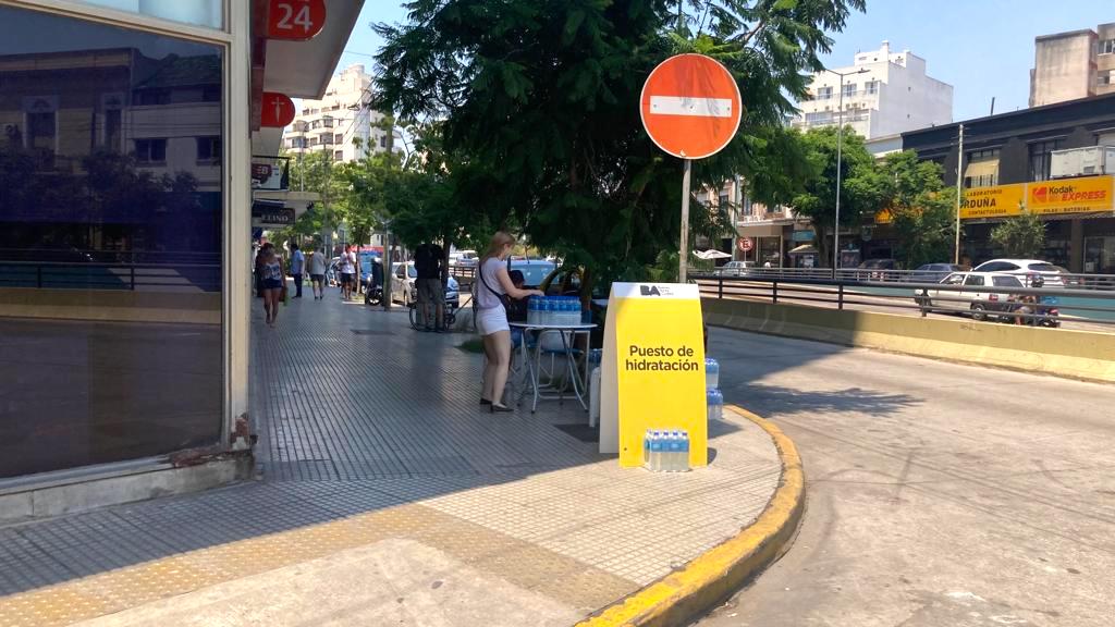 El Gobierno porteño repartió 400.000 botellas de agua en distintos puntos de la Ciudad
