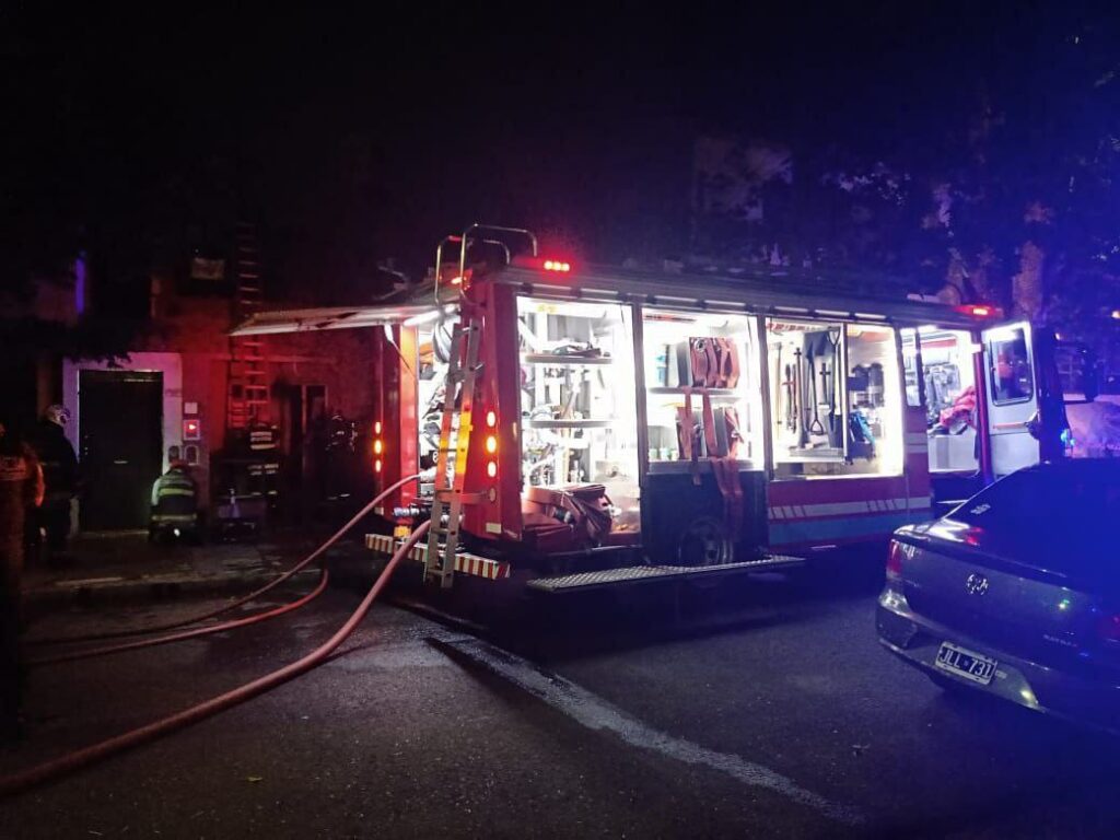 Tragedia en Saavedra: urge una vivienda para la familia que quedó en la calle tras el incendio