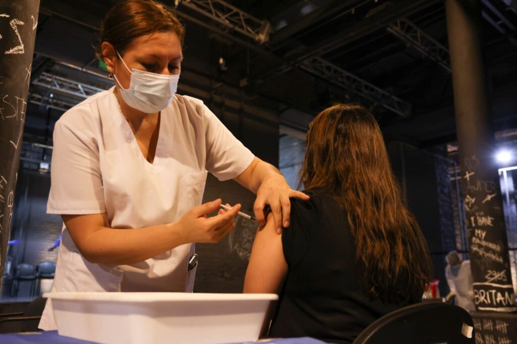 El Gobierno porteño abrió vacunatorios en Costa Salguero y en el Teatro Colón