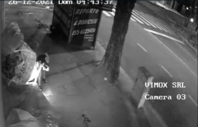 Prenden fuego a un indigente mientras dormía en la calle en Pompeya