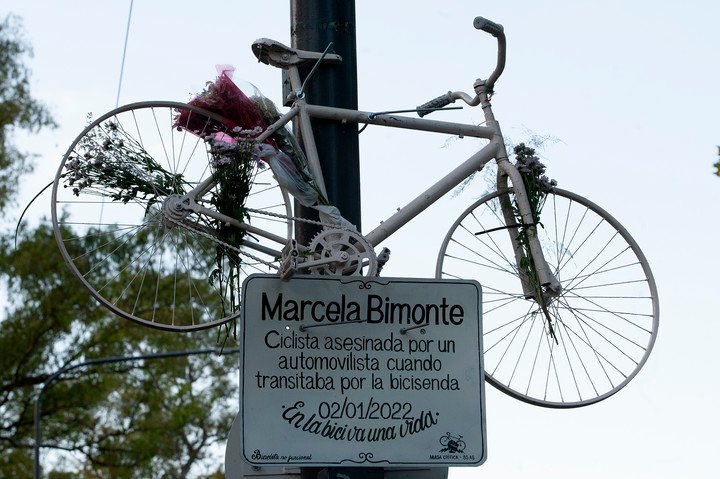 Durante una pedaleada masiva, colocaron una bicicleta blanca y pidieron Justicia por la ciclista atropellada en Palermo