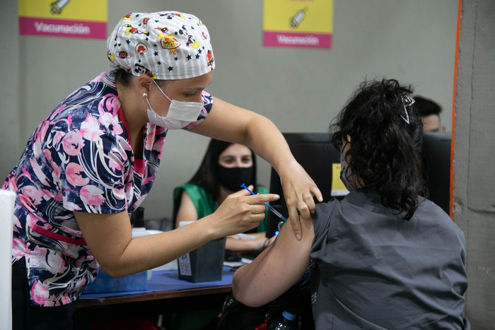 Por la suba de casos, habrá más vacunatorios y sitios de testeo