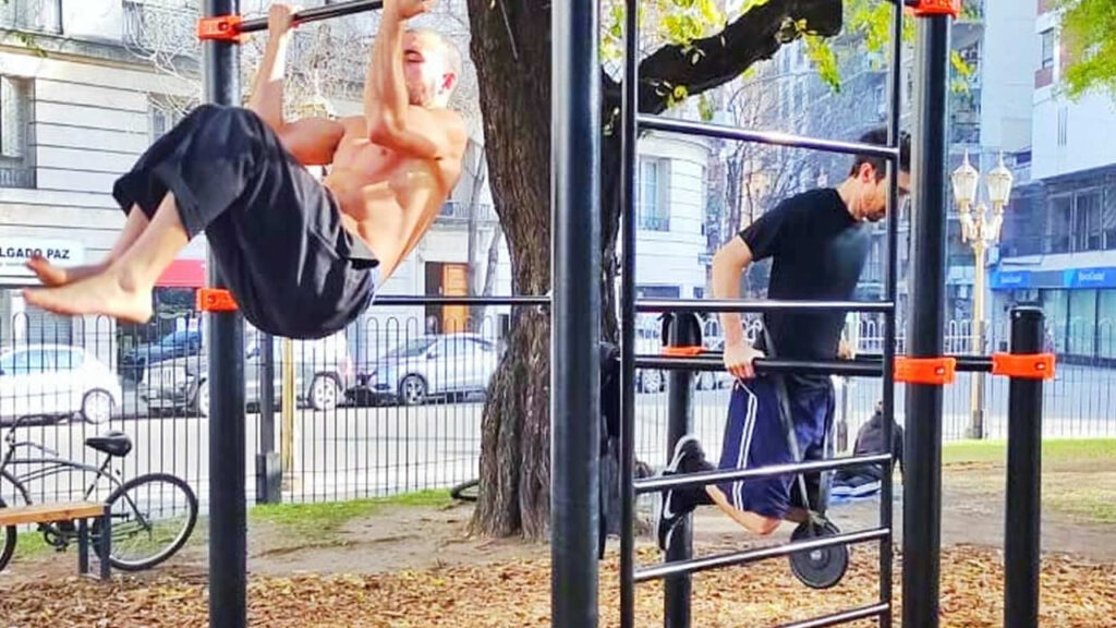 Incorporaron postas de calistenia, mesas de ping pong y césped sintético en espacios públicos de Recoleta