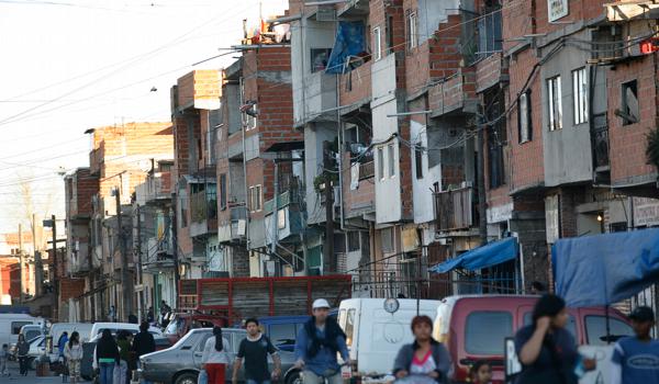 Una menor y su padre fueron baleados durante un intento de robo en el Barrio Ricciardelli del Bajo Flores