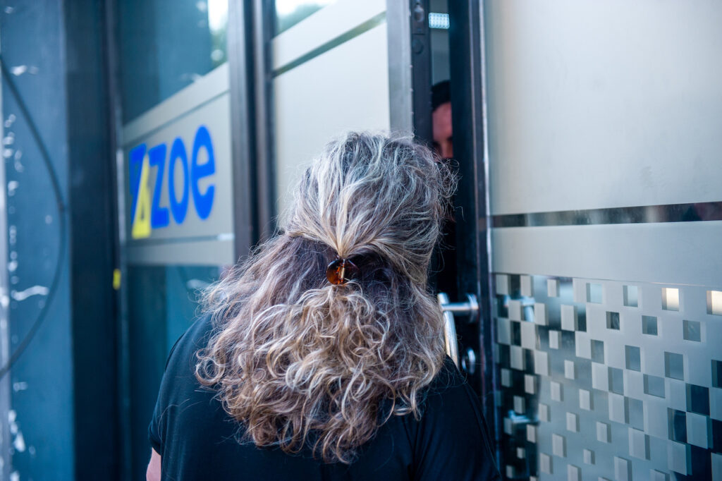 Reclamos en las oficinas de Generación Zoe ubicadas en Larralde y 3 de Febrero