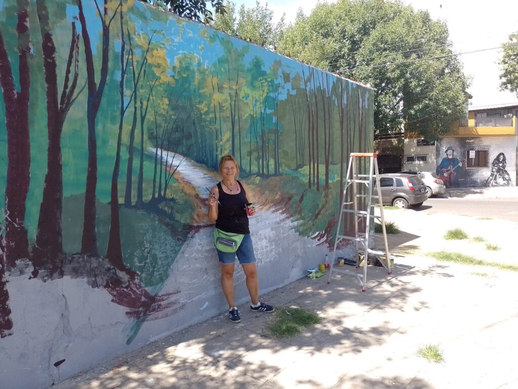 La artista Silvia Spelzini pinta un “Bosque en la ciudad” sobre Quesada y Plaza, frente a la Esquina del Rock Nacional