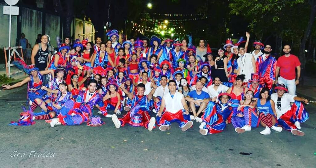 Ensayo de Los Presumidos del Carnaval en la Plaza Velasco Ibarra