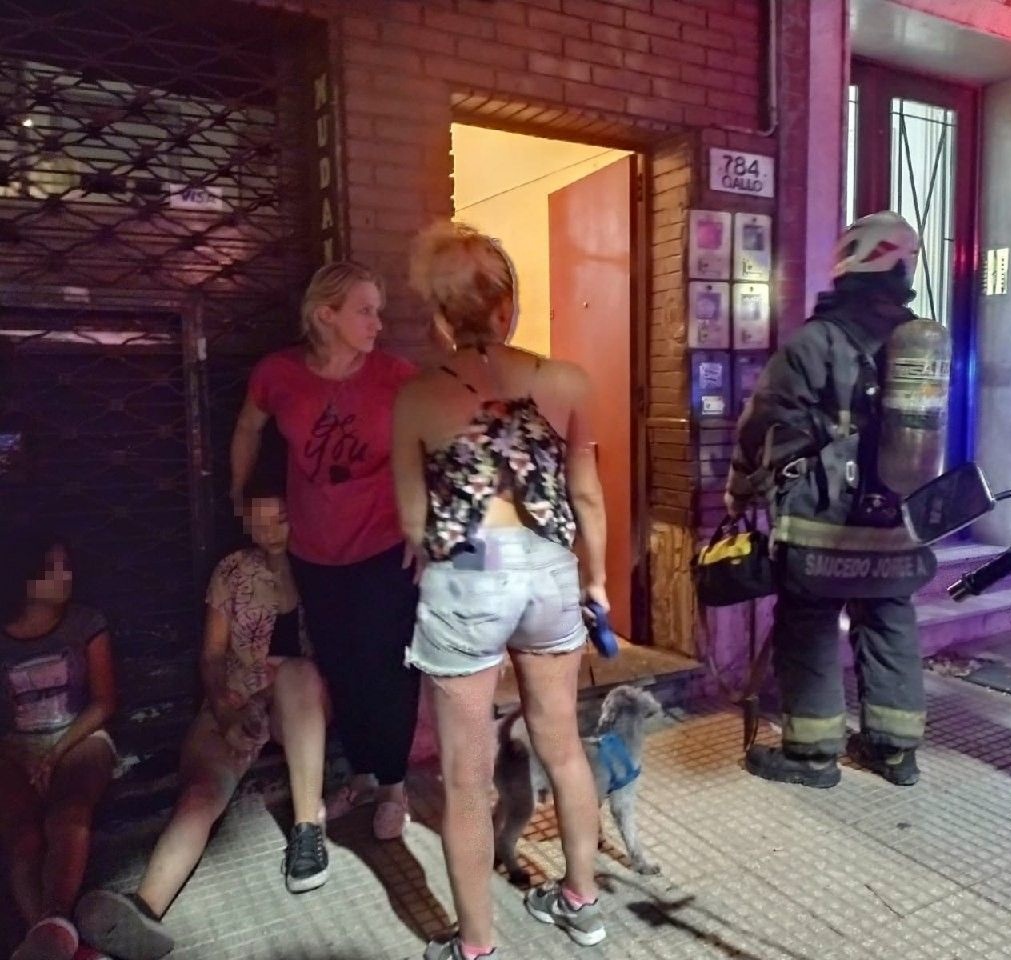 Evacuaron una vivienda de Gallo al 700 por un presunto escape de gas: tres personas derivadas al Hospital Ramos Mejía