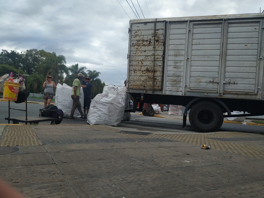 Realizaron operativos de limpieza en paradas cartoneras del barrio de Saavedra