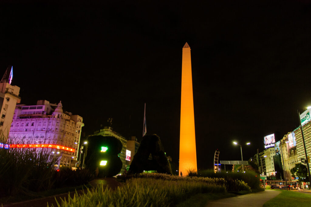 Ciudad iluminó monumentos y edificios emblemáticos de color amarillo para concientizar sobre el cáncer infantil
