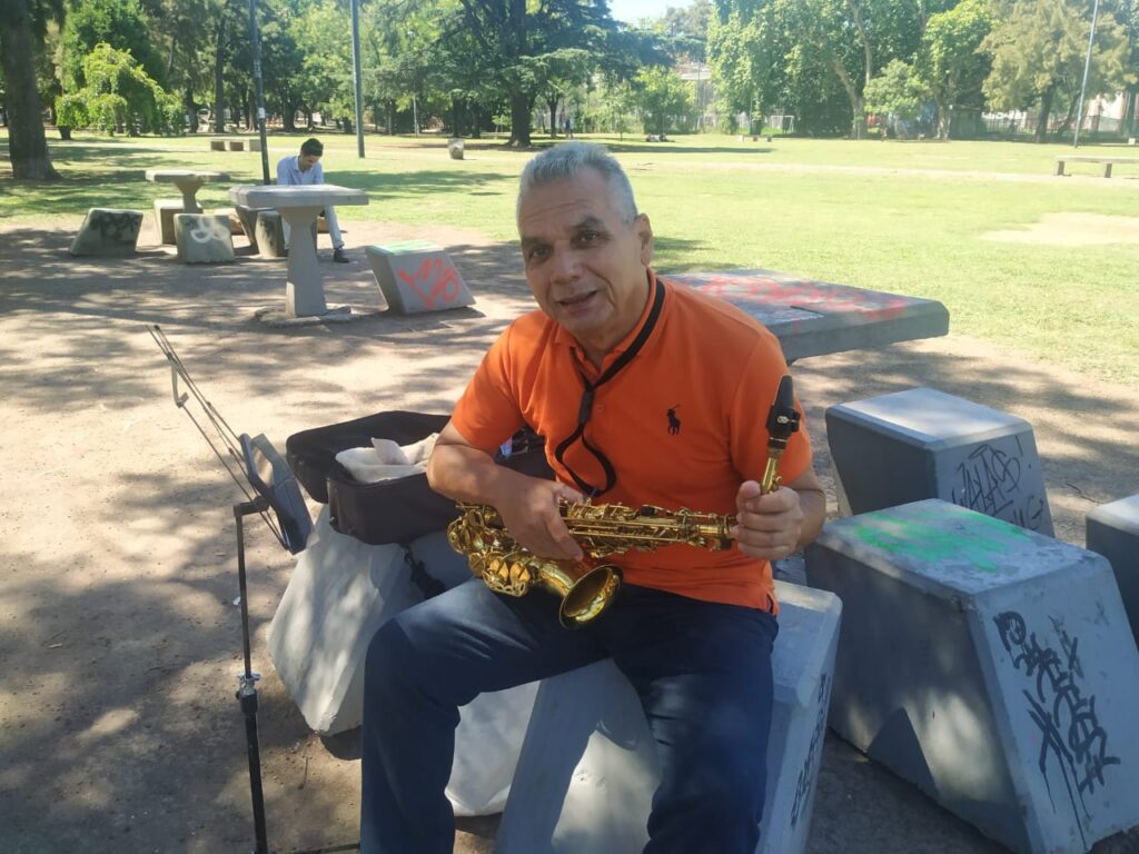 El saxofonista venezonalo que pone jazz a las tardes del Parque Saavedra: “En estos barrios encontré la tranquilidad”