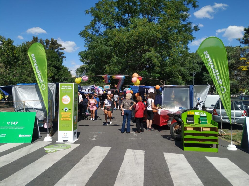 Con música, sorteos y buena concurrencia, la Feria del Parque Saavedra celebró sus 17 años