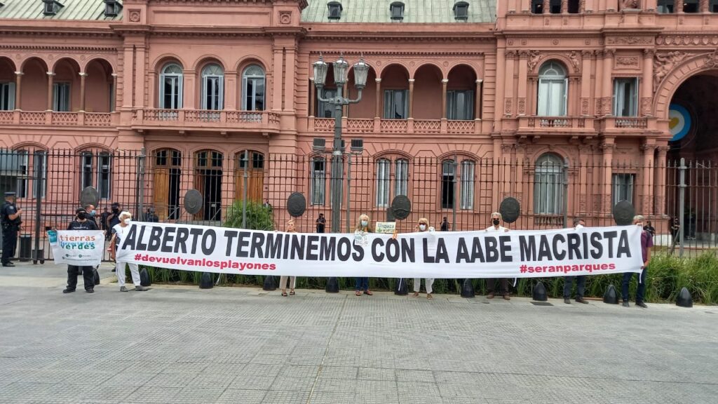 Vecinos protestaron en Casa Rosada y pidieron la construcción de parques públicos en playones ferroviarios porteños