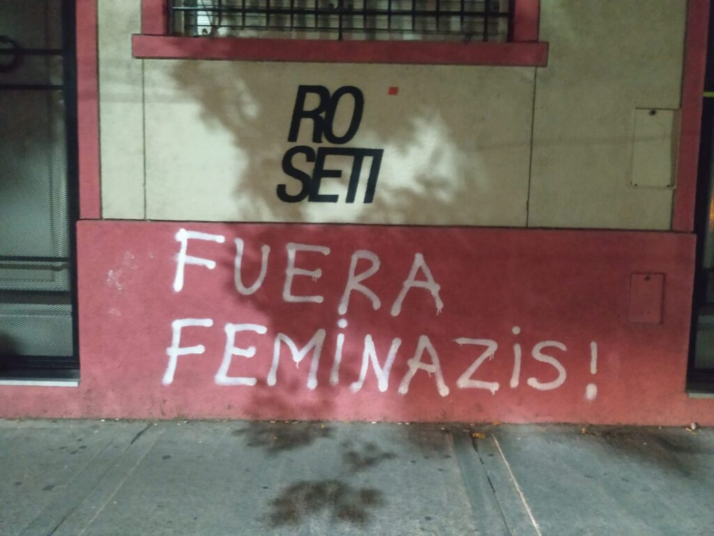 Nuevos escraches y grafiteadas contra espacios culturales del Abasto: Roseti y Esquina Rebelde