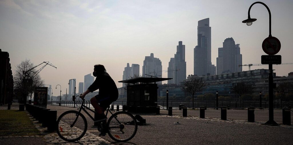 Reportan humo y olores en la Ciudad de Buenos Aires y lo atribuyen a incendios en Corrientes y el Delta
