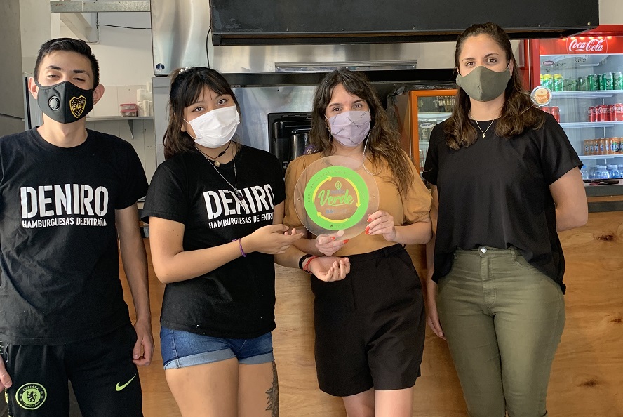 La hamburguesería Deniro recibió el Sello Verde por su gestión de residuos secos
