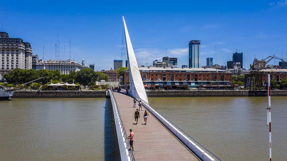 Con plástico reciclado hicieron el nuevo piso del Puente de la Mujer