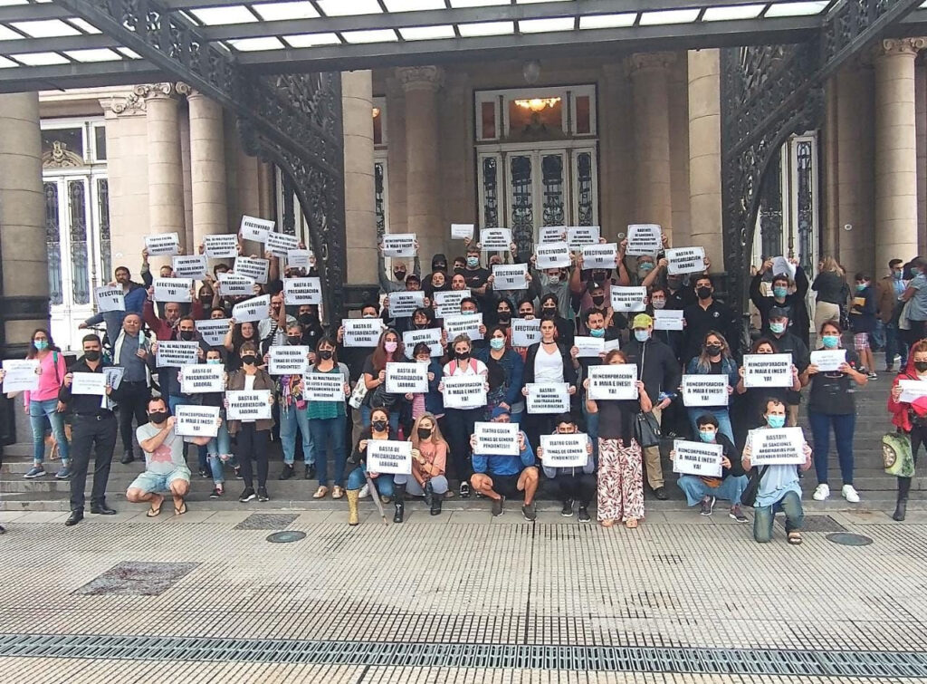 Realizaron un abrazo al Teatro Colón para pedir la reincorporación de una trabajadora despedida durante su embarazo