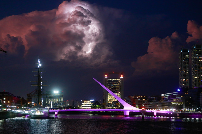 Ciudad iluminará de violeta varios monumentos durante todo marzo por el Mes de la Mujer