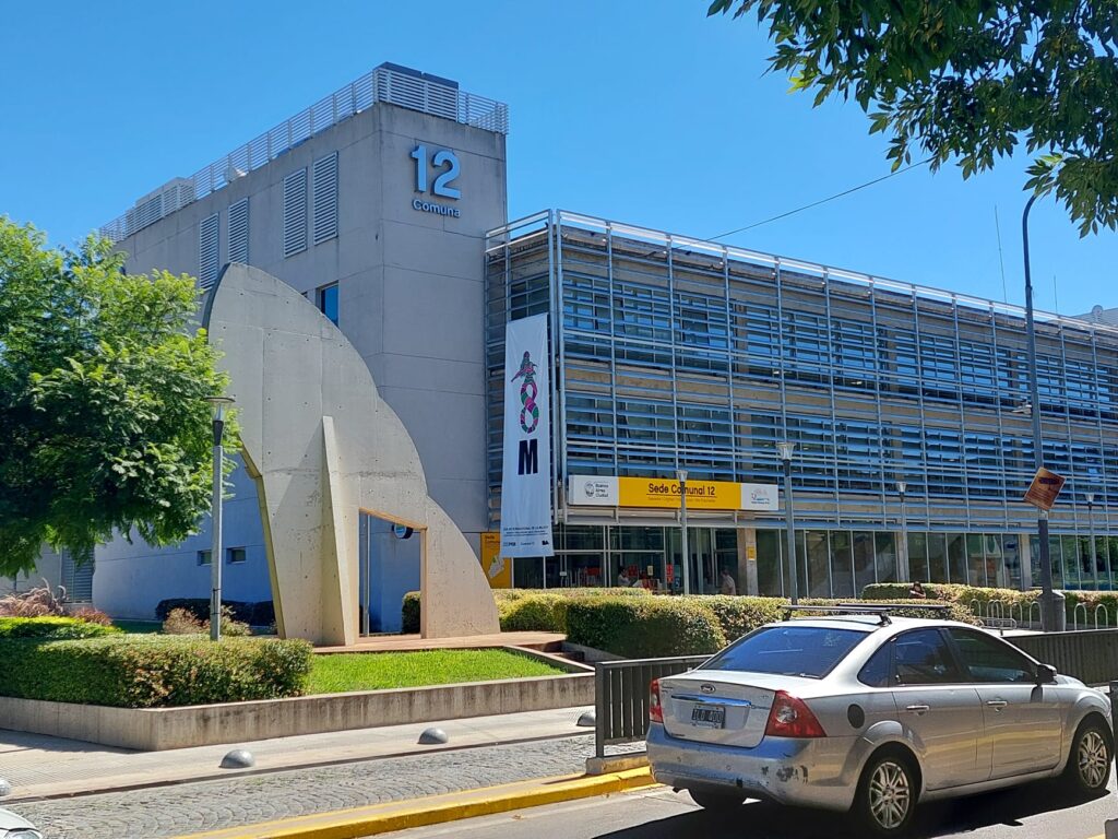 8M: la Comuna 12 y el Centro Cultural Discepolín exhibieron una ilustración sobre la Sede Comunal