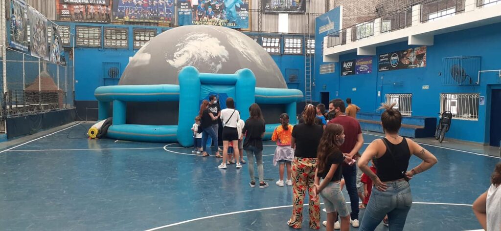El Planetario Móvil Educativo visitará la Vecinal de Saavedra con funciones 360° de dinosaurios y Viajeros del Universo