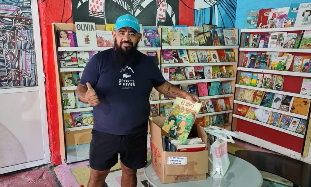 La Asociación Civil Amigos de la Estación Coghlan donó libros para la biblioteca popular del Comedor de Santi