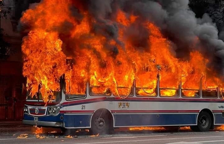 Se incendió un colectivo en Jujuy y Carlos Calvo: no hubo heridos
