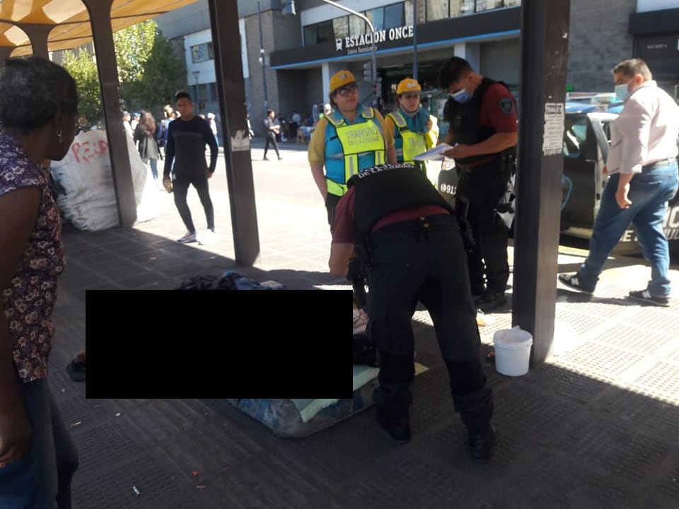 Hallaron muerta a una mujer en situación de calle en el Centro de Trasbordo Once, en Mitre y Pueyrredón