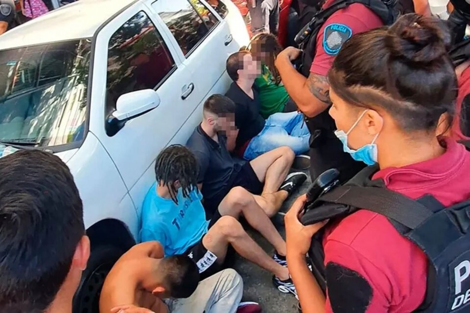 Palermo: seis jóvenes violaron a una chica de 20 años dentro de un auto