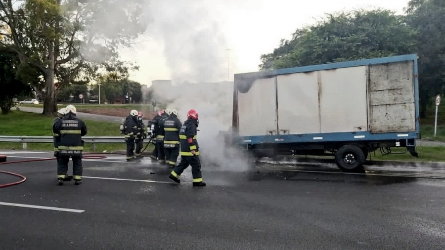 Se incendió un camión en General Paz y Riccheri y un policía porteño fue embestido por una camioneta
