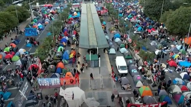 Los piqueteros pasaron la noche en carpa y amenazan con permanecer hasta el viernes si no hay más planes