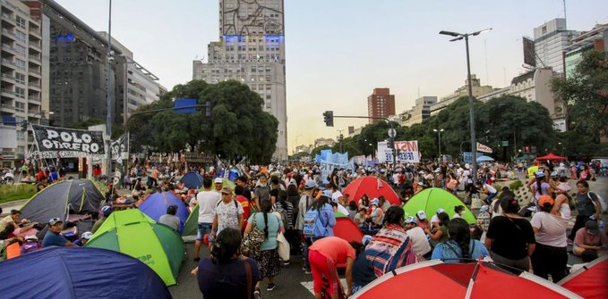 Organizaciones sociales continúan con el acampe sobre la avenida 9 de Julio y marcharán al Ministerio de Trabajo
