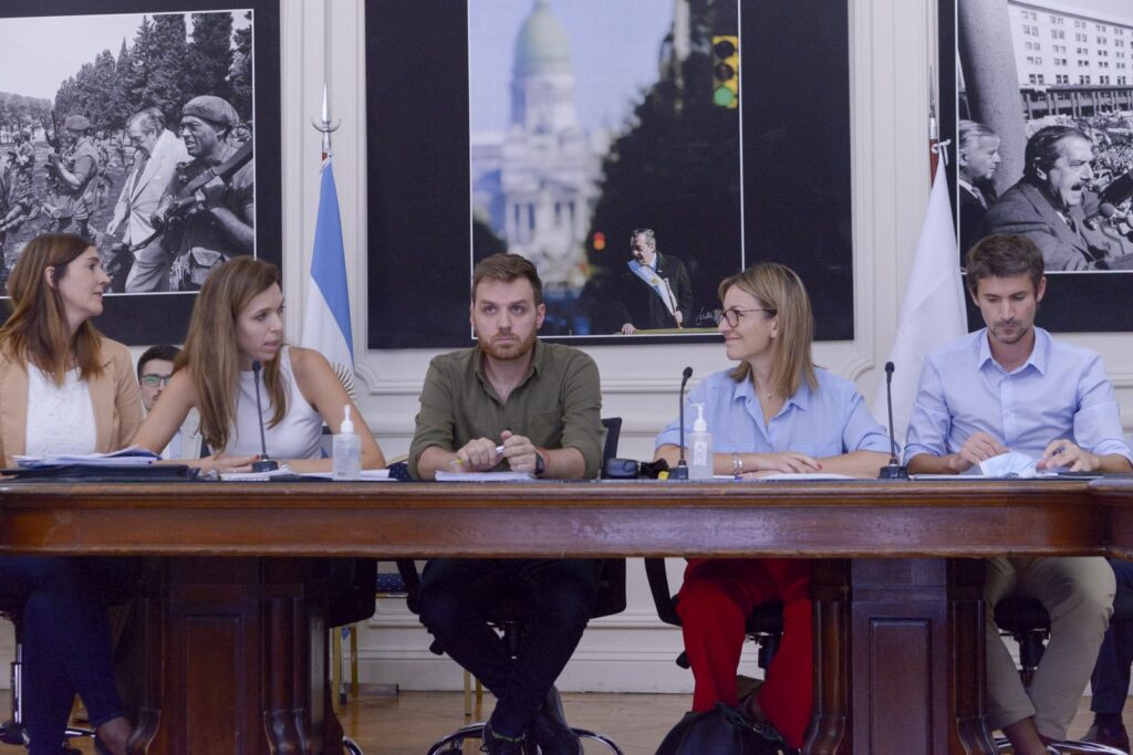 Soledad Acuña expuso en la Legislatura porteña el proyecto para modificar el estatuto docente en CABA