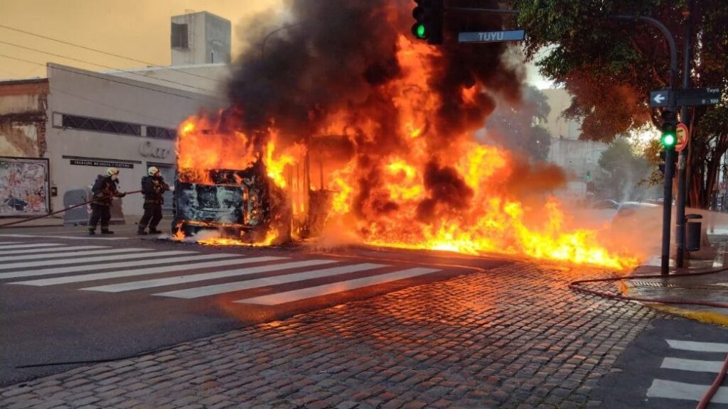 Liniers: se incendió un colectivo sin pasajeros sobre la avenida Rivadavia