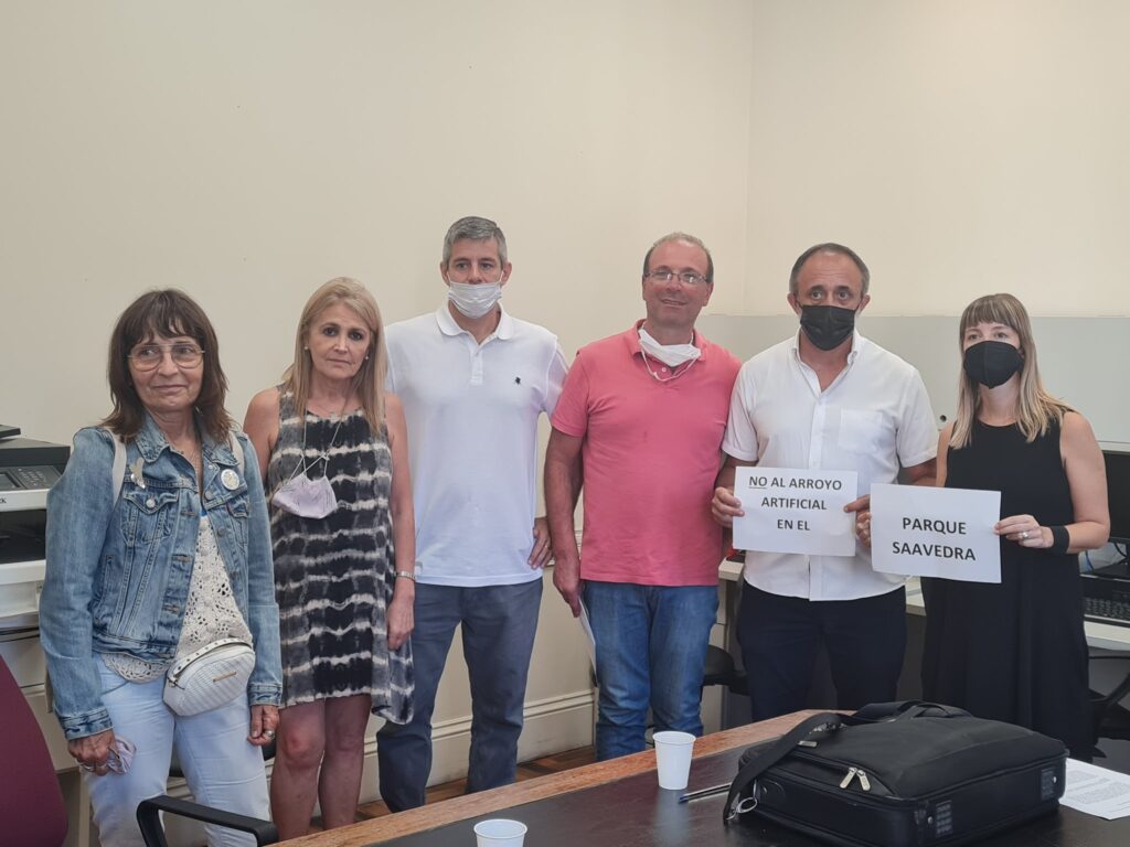 La legisladora del FIT Amanda Martín recibió a vecinos que rechazan regenerar el Arroyo Medrano en el Parque Saavedra