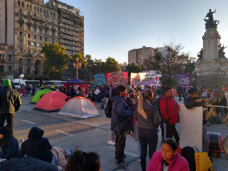 Movimientos sociales acamparon frente al Congreso contra el acuerdo con el FMI