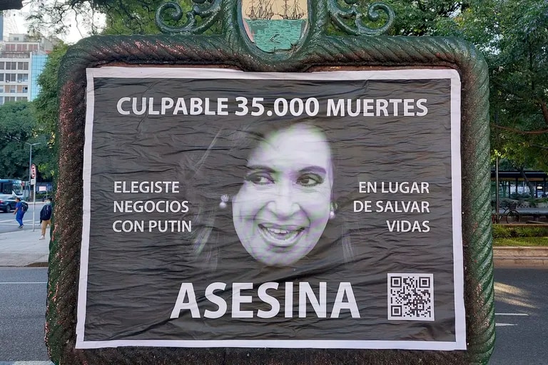 “Culpable de 35.000 muertes”: empapelaron calles de CABA contra Cristina Kirchner y la vacunación en pandemia