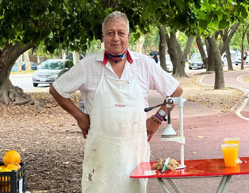 Federico, el juguero del Parque Saavedra, se volvió viral en redes