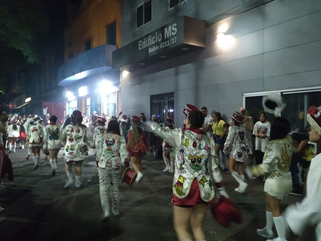 Las murgas de Saavedra celebraron el Carnaval en La Vecinal: “Una noche muy especial por el reencuentro”