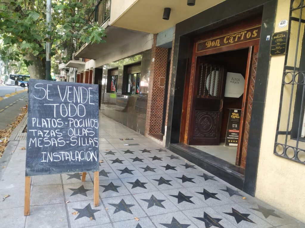 “Se vende todo”: rematan vagilla, mesas y sillas del restaurante Don Carlos de Almagro