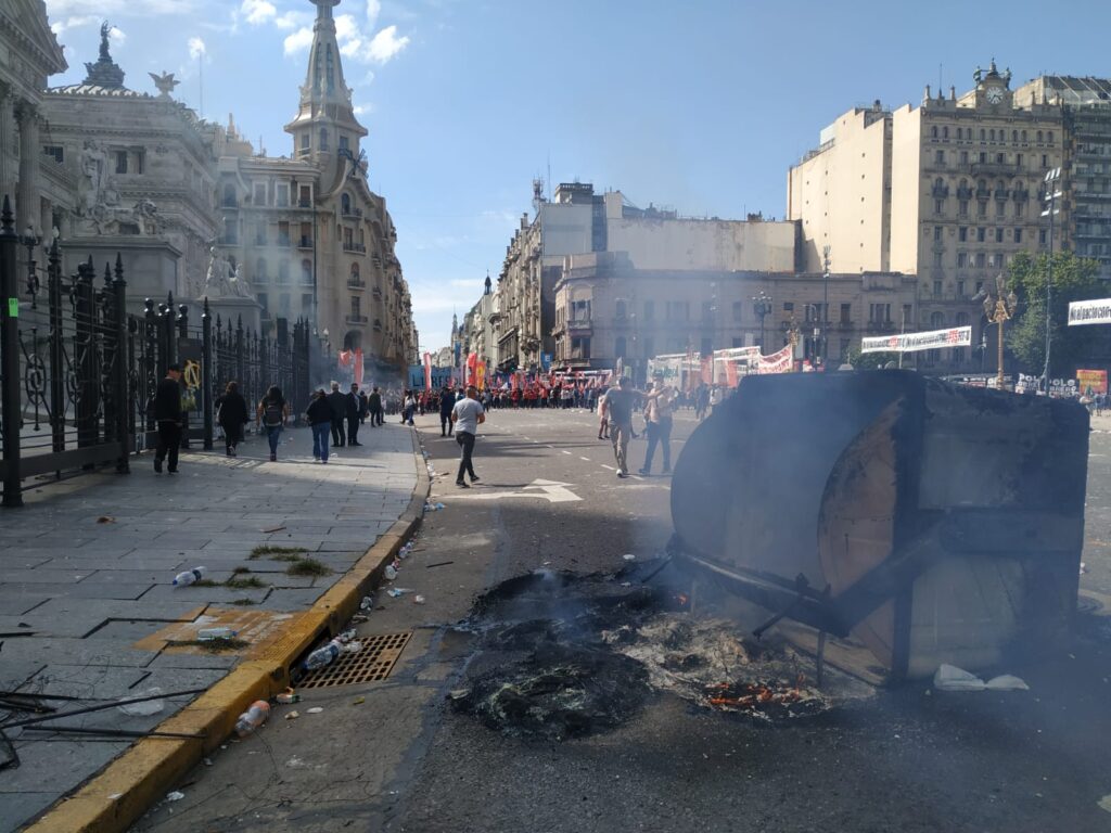 Contra el acuerdo del FMI, manifestantes arrojan piedras y producen destrozos