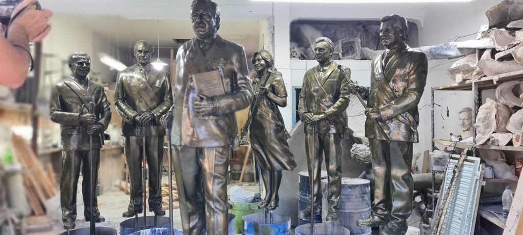 Con esculturas del vecino Miguel Jerónimo Villalba, Rio Gallegos inaugura el Paseo de los Presidentes de la Democracia