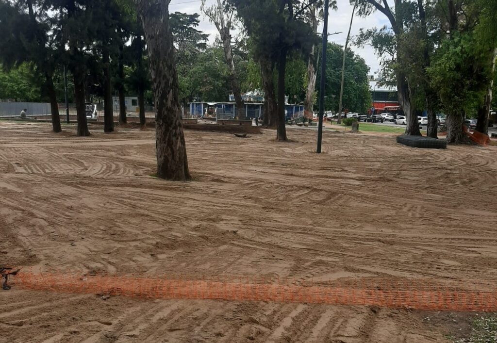 Parque Saavedra: removieron tierra y la Comuna 12 dice que es para resiembra, pero los vecinos temen que pongan cemento