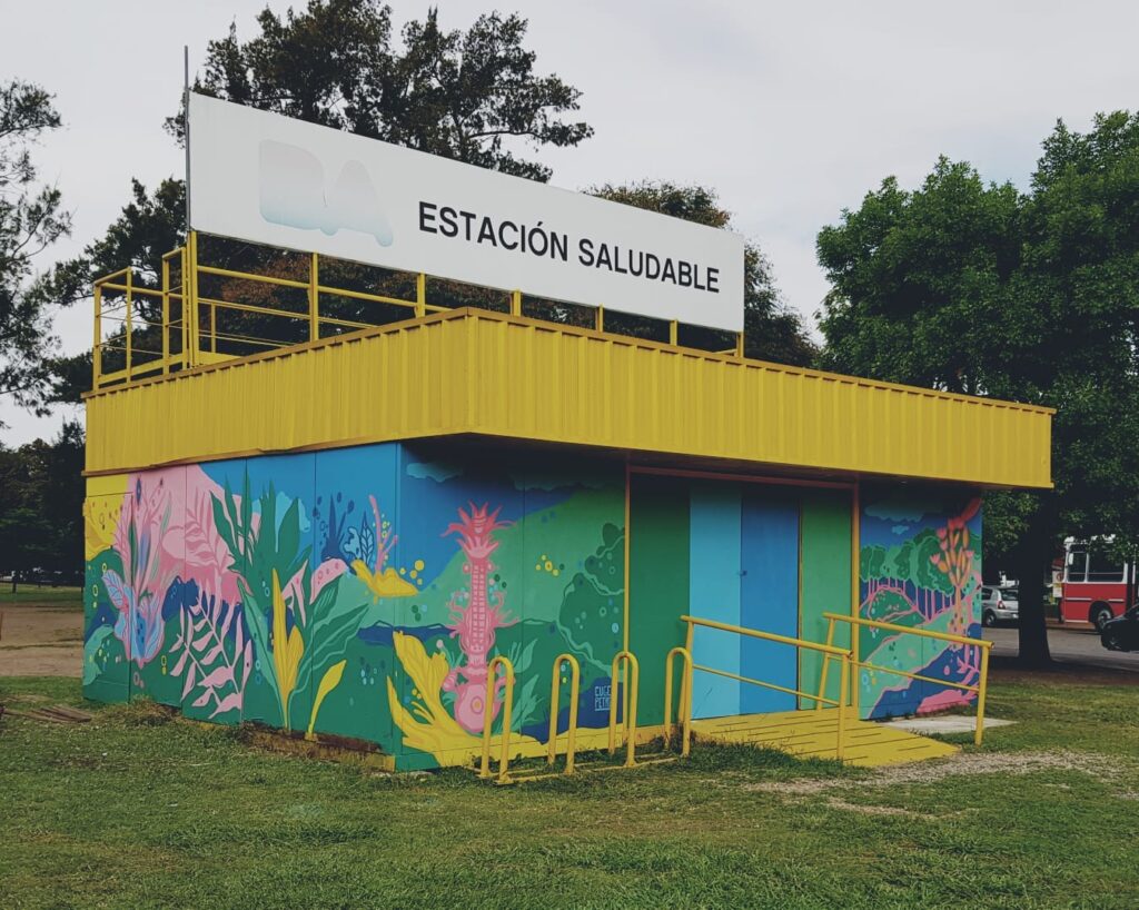 Flores rosas para El Bosco, el mural de la artista Maria Eugenia Petre en la Estación Saludable del Parque Saavedra