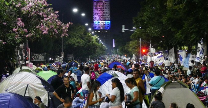 Piqueteros amenazan con acampar en la avenida 9 de Julio si no hay acuerdo con Desarrollo Social de la Nación